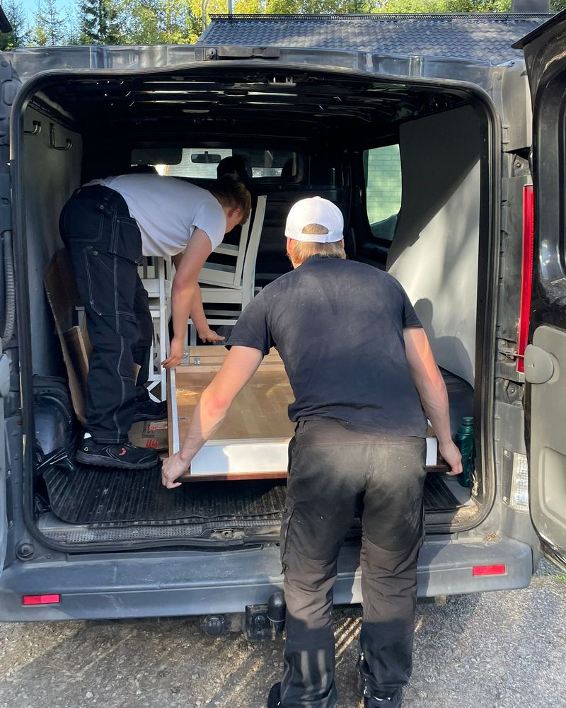Muuttajat lastaavat huonekaluja pakettiautoon