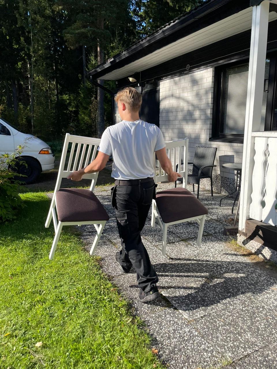Muutto365-työntekijä kantaa huonekaluja pihalta pois